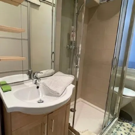 Studio Spacieux 2** Avec Coin Nuit Separe, Hyper-centre Aix-les-bains, Proche Commodites Et Thermes - Fr-1-555-89 Aix-les-Bains